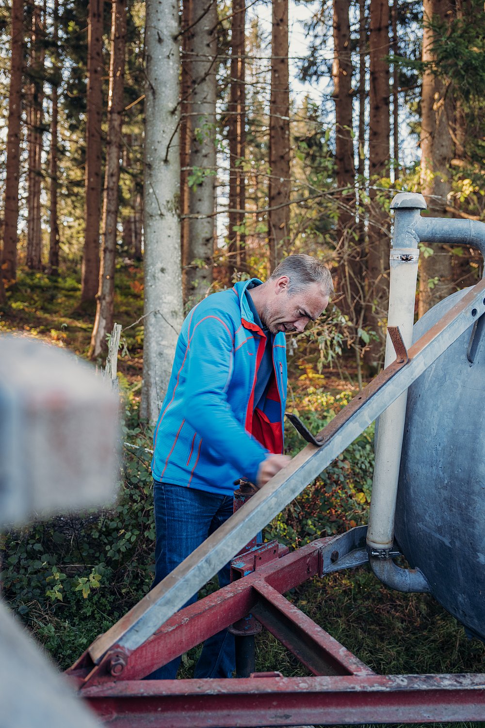 Aushilfslandwirt Stefan Knecht bei der Arbeit im Wald