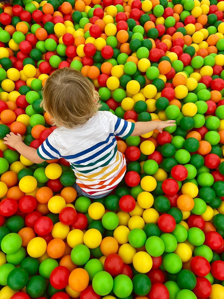 Kind spielt im Bällebad im Buron Kinderpark