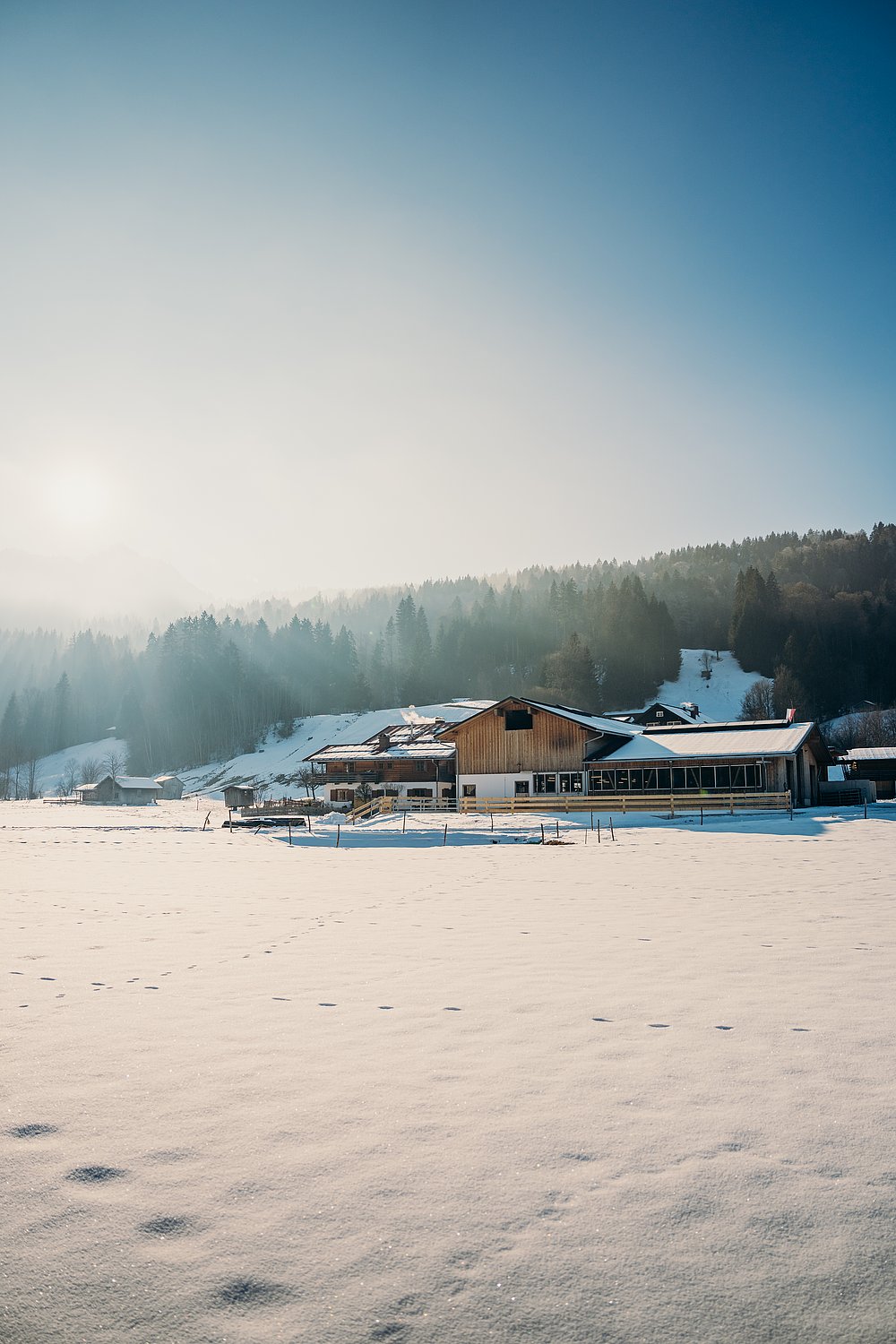 Hislar Hof in verschneiter Landschaft 