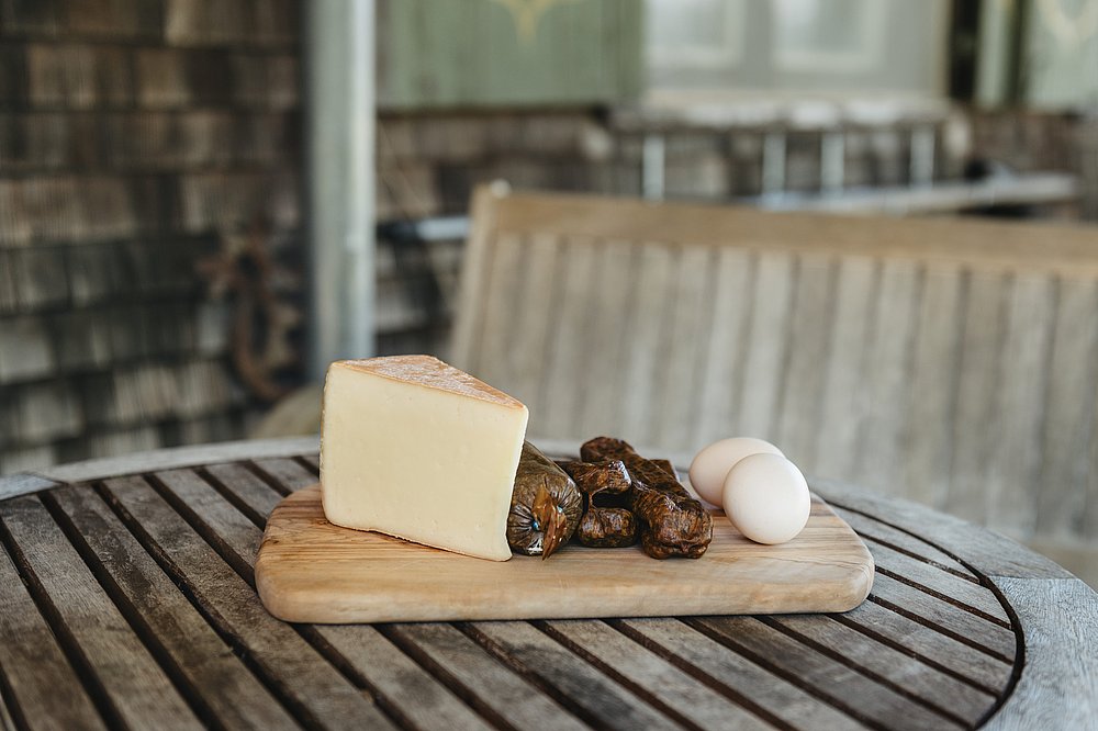 Stärkung für den Tag - eine deftige Brotzeit mit Käse aus Demeter-Heumilch, eigenen Eiern und Wurst vom eigenem Rind