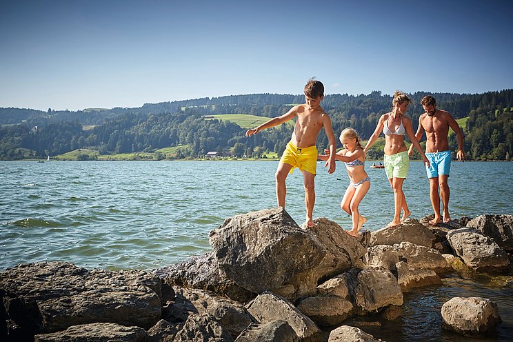 Familie beim Baden am Alpsee im Allgäu