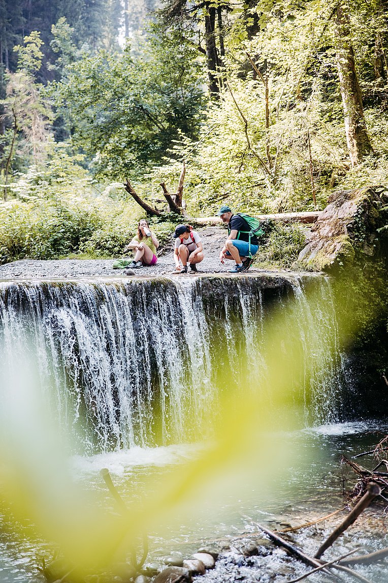 Wanderer am Wasserfall in der Hausbachklamm