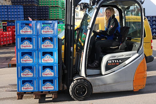 Bierkisten jonglieren bei der Brauerei Engelbräu