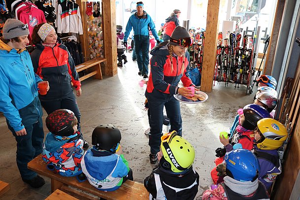 Kleine Stärkung für alle in der Hütte