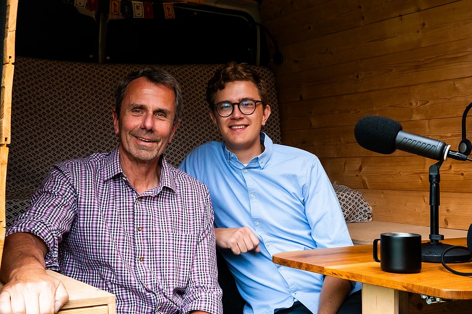 Robert und Robert Frank vom Hotel Franks im Podcast-Bus