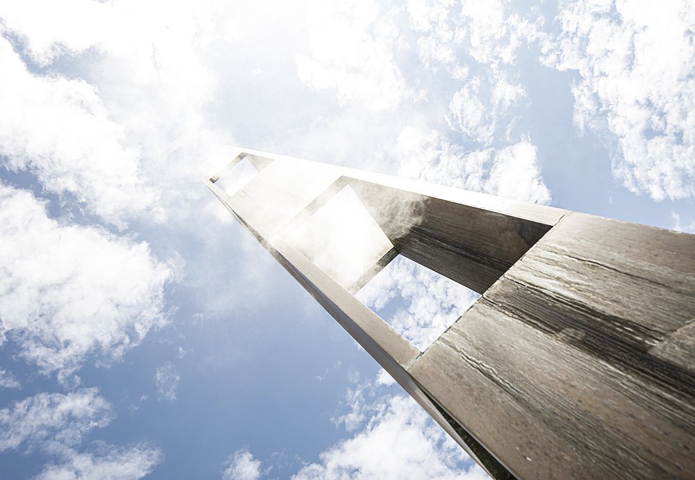 Freiheitsbrunnen mit Himmel