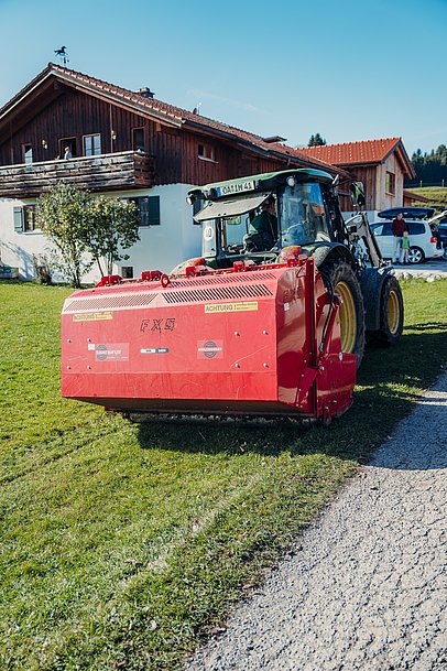 Traktor vor dem Ferienhof Schöll