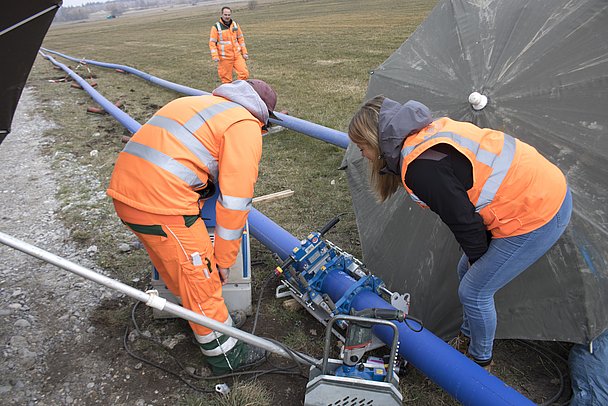 Oberhalb des Erdbodens wird die Lage des Bohrers kontrolliert