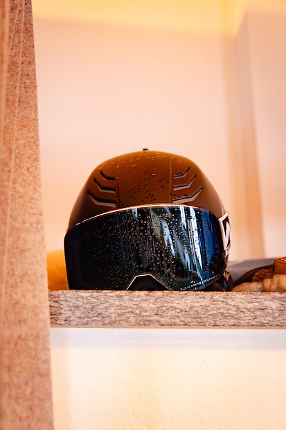 Ein Skihelm mit Brille auf einer Ablage