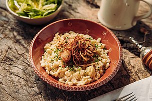 Für viele unzertrennlich: Zu Kässpatzen gehört ein grüner Salat mit Essig-Öl Marinade