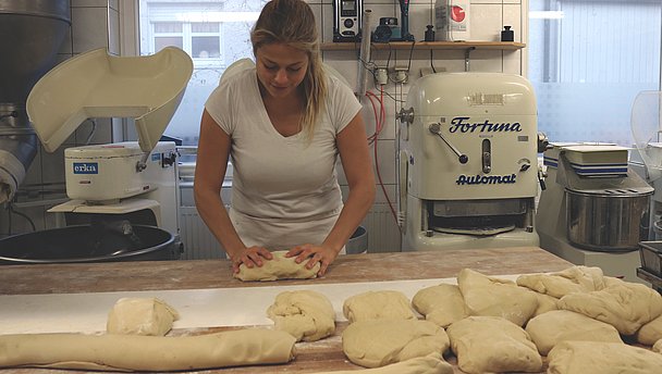 Handwerk: Teig kneten