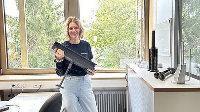 JobQuesterin Pia mit Stahlauflager in der Hand