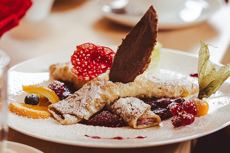 Schön angerichteter Nachtisch aus Pfannkuchen