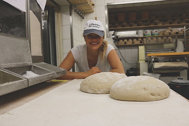 Annabelle in der Bäckerei Weber