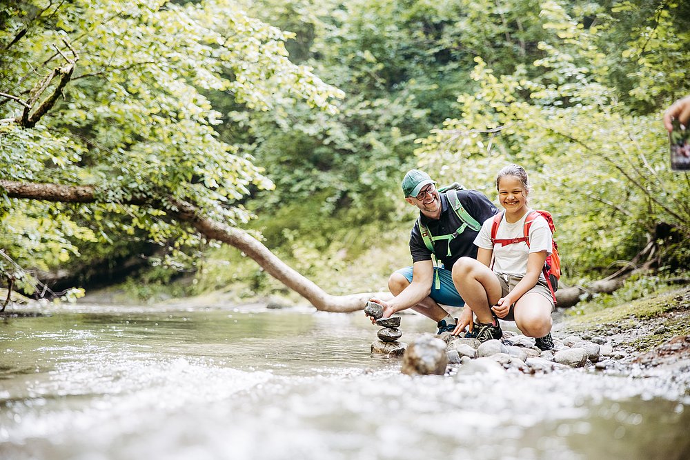 Wanderer am Fluss im Ellhofer Tobel