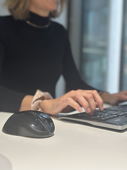 Nachaufnahme von Händen, die auf einer Laptop-Tastatur tippen