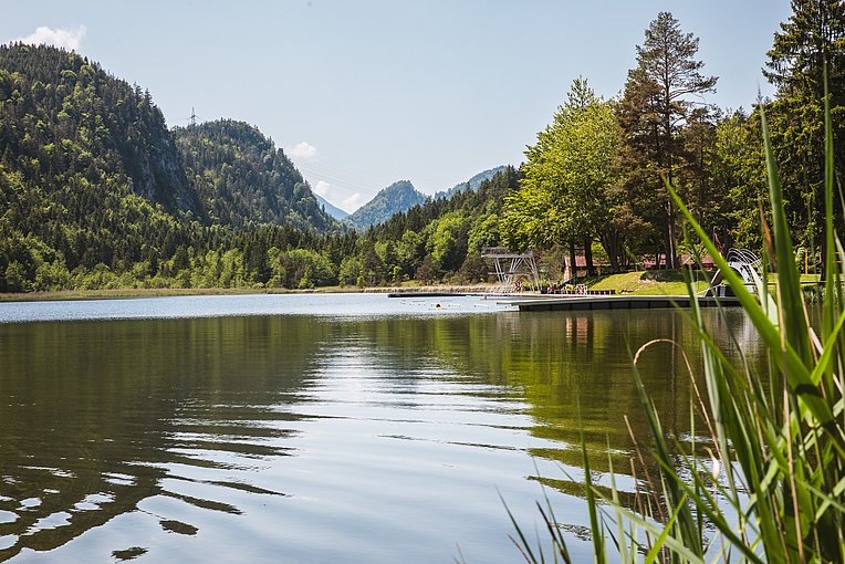 Ein Seebad mit Stegen am Fuß der Berge