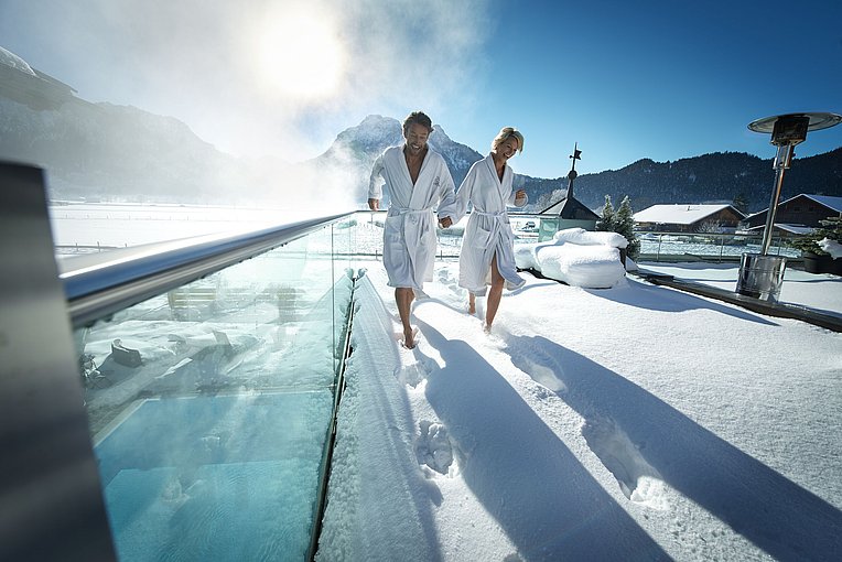 Paar beim Wellness Urlaub im Allgäu - Pool im Hotel Rübezahl