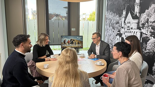 Meeting an einem runden Tisch bei der Sparkasse