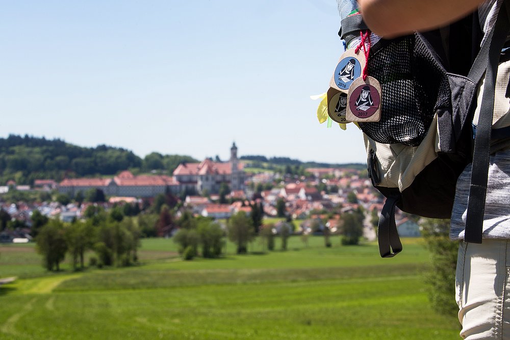 Rucksack mit Abzeichen des Crescentia-Pilgerwegs