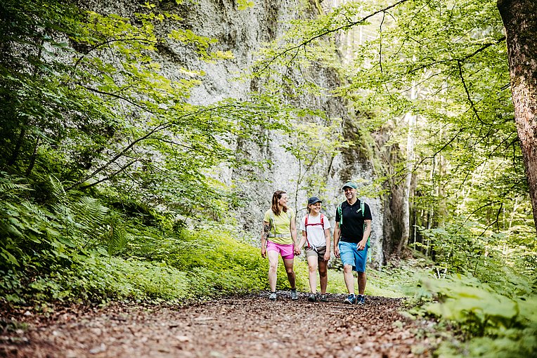 Wanderer vor der Felswand des Enschensteins