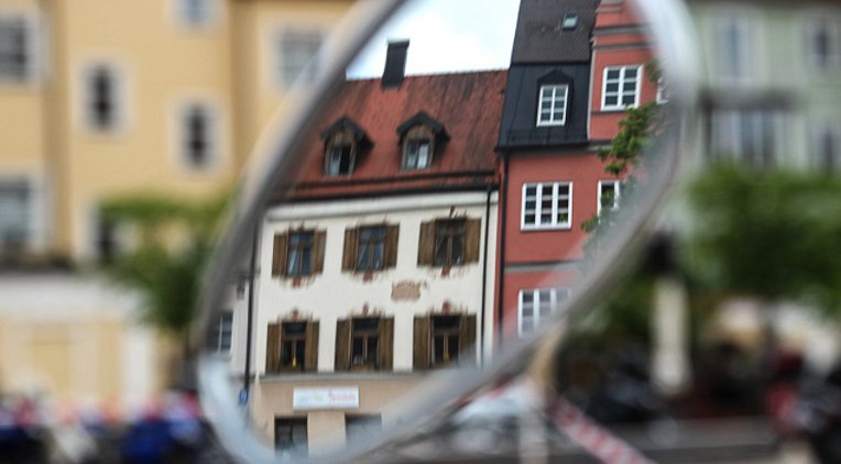 Blick durch eine Brille auf ein Altstadt-Gebäude in Kempten