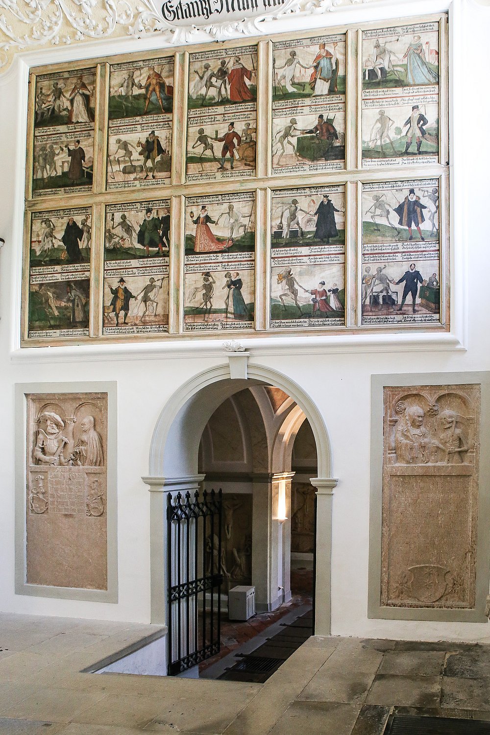In der St.-Anna-Kapelle erzählen 20 Tafeln von der Begegnung mit dem Tod