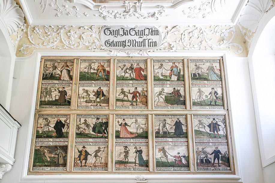 Das Kunstwerk „Füssener Totentanz“ in Füssen im Allgäu bestehend aus 20 Bild-Tafeln 