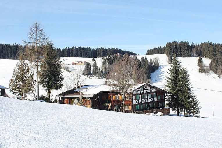 Alte Bauernhöfe am Wegesrand