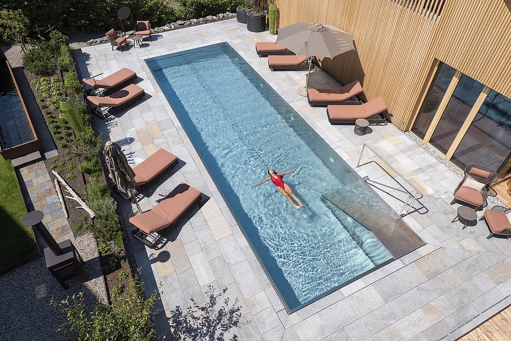 Pool des Oswalda Hus mit Sonnenliegen