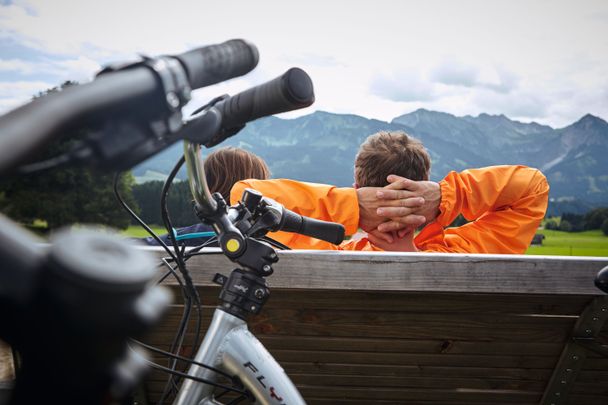 Radrunde Allgäu - Pause auf Radlerbank mit Panoramablick in Dietrichs