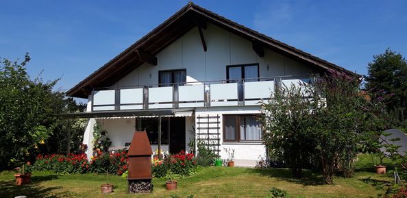 Haussüdseite mit Balkon der Ferienwohnung