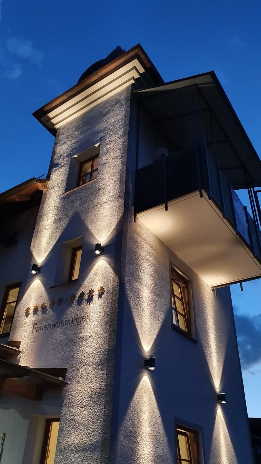 Hausansicht Turm beleuchtet