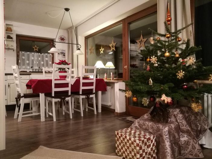 Frohe Weihnachten mit Baum und Geschenk