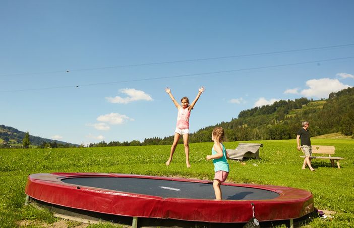 großes Bodentrampolin