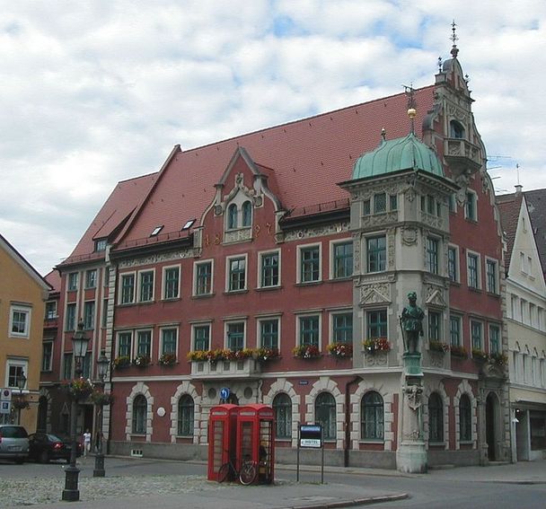 Das prächtige Rathaus von Mindelheim.
