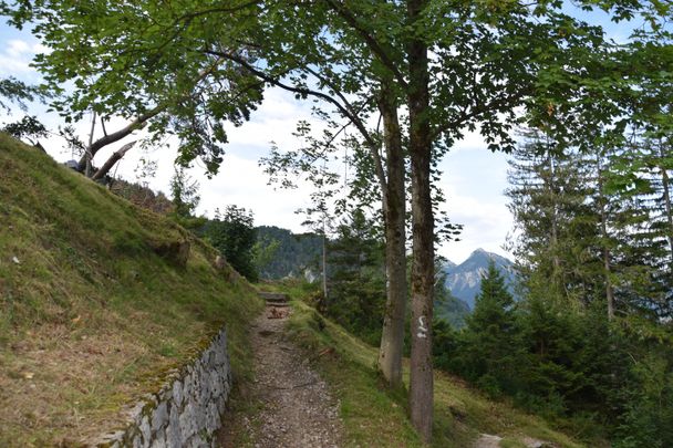 Weg unterhalb des Kalvarienberg Plateau