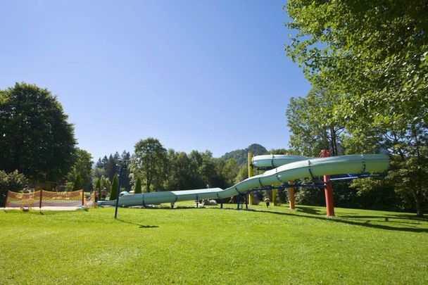 Große Liegewiese im Freibad Fischen