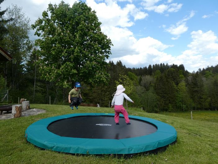 Unser großes Trampolin ist eingegraben!