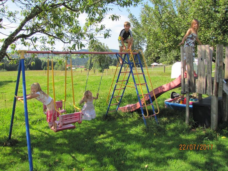 Unser Spielplatz mit viel Platz zum Spielen und Toben