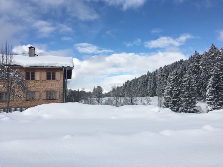 Verschneiter Bauernhof bei Bolsterlang