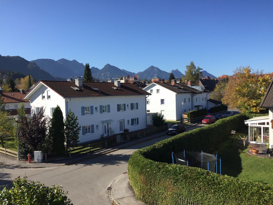 Berge und Hohes Schloß im Hintergrund