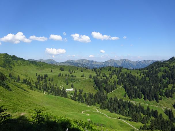 Panoramablick hoch über Bolsterlang im Allgäu