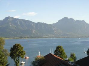 Panoramablick auf See, Berge, Schlösser