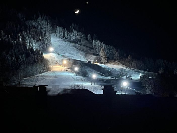 Sicht von der FeWo Almhütte zum Flutlichtfahren