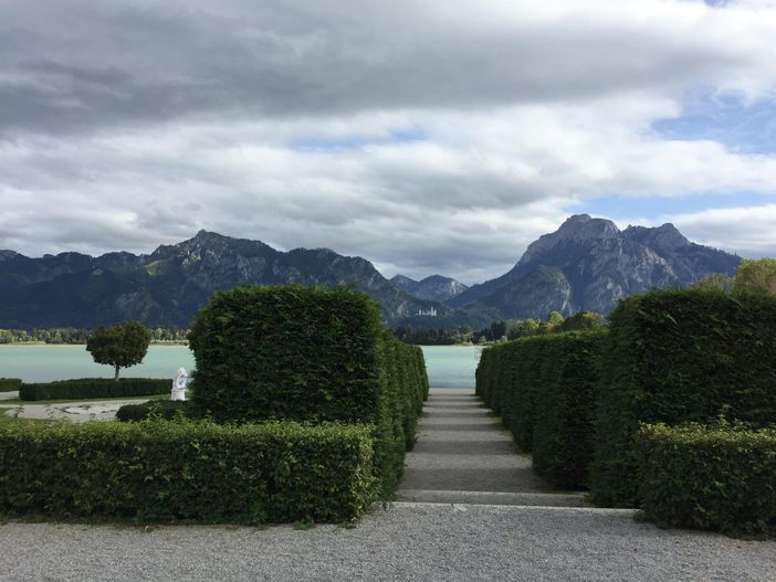 Seepromenade mit Blick auf Neuschwanstein