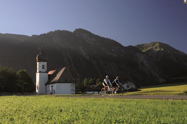 Ausgangspunkt Tannheim, im Hintergrund die Maria-Hilf Kapelle