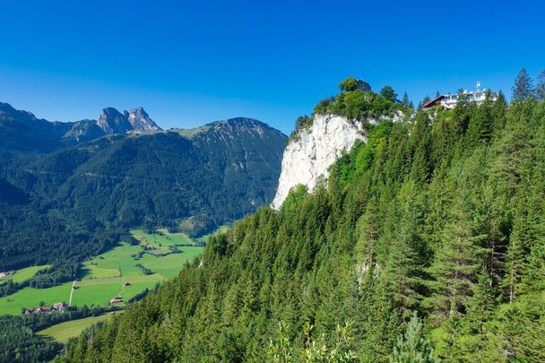 Blick vom Gedenkplatz auf die Burgruine Falkenstein