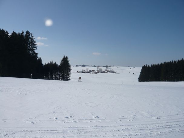 Am Loipenanschlusspunkt zu den Bad Grönenbacher Loipen, Blick auf Hueb