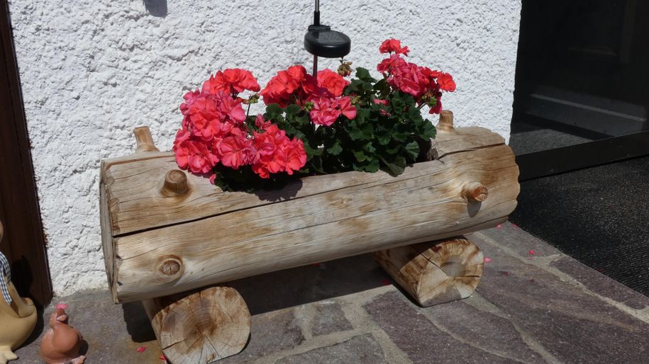 Brunnen mit Blumen